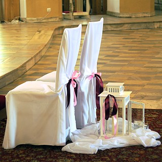 Krzesła w białych pokrowcach